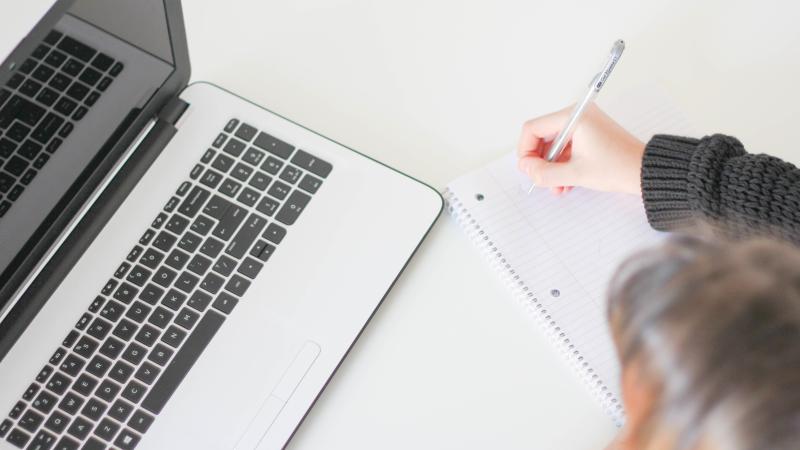 Laptop en notitieblok