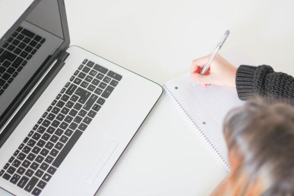 Laptop en notitieblok